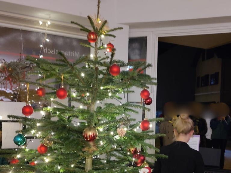 Klavierspielerin spiel Klavier während dem Fenster-Konzert in Friesdorf