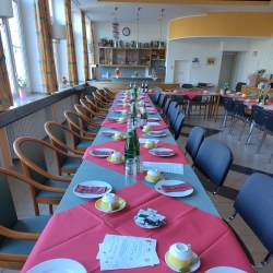 Schön eingedeckter Tisch währen der Mitgliederversammlung