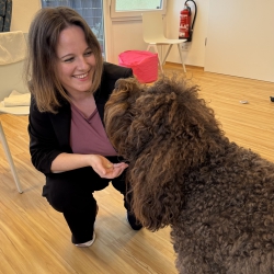 Jessica Rosenthal MdB und Therapiehund Brownie