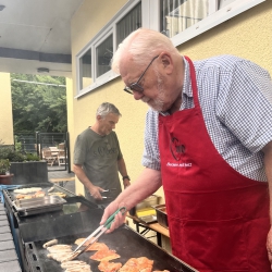 Frisch Gegrilltes im AWO-Innenhof – dank Herrn Fiebig und Wolfgang Lies